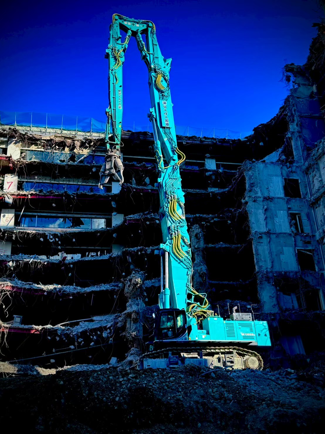 作業員が現場で確認している様子